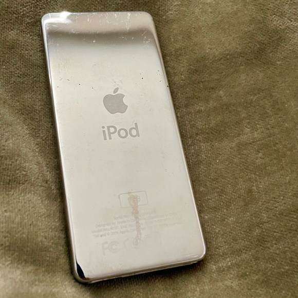 Apple iPod Nano 1st Gen (Black) with original charger - Picture 5 of 8